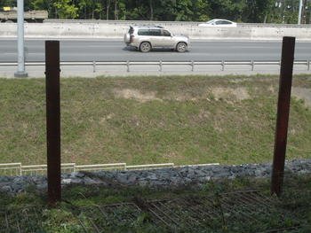 К середине опорной стенки  ограждение вплотную подходит к опорной стенке, до 0,5 м